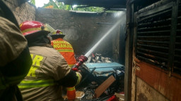 Ditinggal Bersantai di Depan Rumah, Dapur Lansia di Kertosono Ludes Diamuk Si Jago Merah