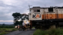 Pengendara Motor di Jember Tertabrak KA Sangkuriang di Perlintasan Kotok-Arjasa