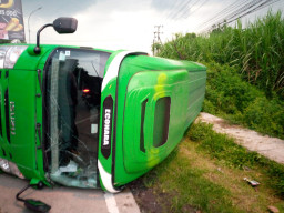 Elf Terguling Usai Adu Banteng dengan Truk di Jombang