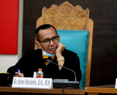 Pakar Unej Soroti Anggota DPRD Jember Bermain Game dan Merokok Saat Rapat, Dinilai Cederai Etika Publik