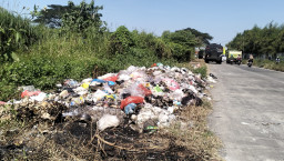 Sampah Menggunung di Samping Pabrik PT Pakerin Prambon Mengganggu Warga Gedangrowo