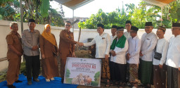 Sapi Bantuan Presiden Diserahkan Ke Masjid Nurul Huda Warujayeng Nganjuk, Siap Dikurbankan Besok