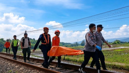 Dikejar Waktu Sebelum Kereta Melintas, Tim SAR Berhasil Evakuasi Jenazah Pria di Atas Jembatan Rel Pasuruan