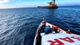 Tempuh 65 Mil Laut,Tim SAR Evakuasi ABK Myanmar yang Sakit Parah dari Tengah Samudra 