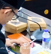 Anggota DPRD Jember Main Game Saat Rapat Bahas Stunting, Video Viral di Medsos