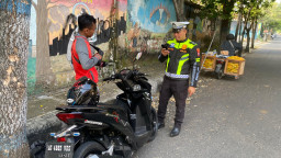 Bandel, Pengendara Lawan Arus di SP4 Sate Nganjuk, Ditindak ETLE Handheld