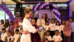 Pelukan Penuh Cinta, Mama Nana Rayakan Ultah ke-8 Zarita Mozza Sepriano
