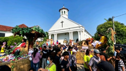Ribuan Orang Padati Gereja Mojowarno, Meriahkan Tradisi Unduh Unduh Penjemputan Berkah Panen 