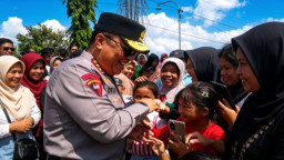 Tanpa Jarak, Jenderal Bintang Tiga Polri Lepas Protokol Demi Salami Warga di Nganjuk