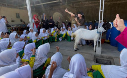 Libur Sekolah, Ratusan Pelajar Serbu Wisata Edukasi Kambing Etawa di Jombang