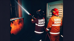 Rumah Warga Berbek Terbakar, Petugas Damkarmat Berjibaku Padamkan Api