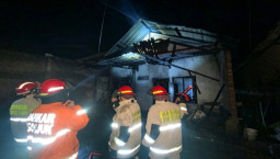 Korsleting Motor Thunder Saat Kuras Bensin, Rumah Warga di Nganjuk Hangus Terbakar
