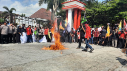 Tuntut Evaluasi Program MBG, Mahasiswa Demo Bakar Ban di Depan Gedung DPRD Blitar