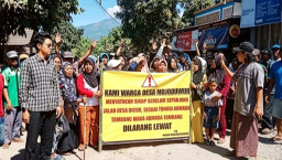 10 Tahun Sabar Berujung Blokade, Ratusan Warga Mojoduwur Nganjuk Kepung Jalan, Tuntut Truk Tambang Setop Melintas