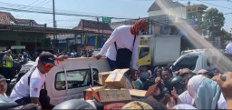Protes Harga Merosot, Peternak Blitar Bagi Puluhan Ribu Telur ke Jalan