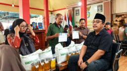 Ketahanan Pangan Terjaga, Puluhan Warga Desa Kampung Baru Nganjuk Senyum Sumringah Terima Bantuan
