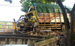 Diduga Sopir Mengantuk, Truk Bermuatan Pakan Ayam Hantam Pembatas Jembatan di Jombang