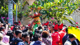 Ribuan Warga Berebut Gunungan Sayur Demi Berkah Pancasila