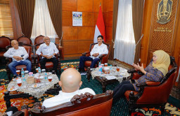 Komitmen Dukung Pers Sehat, Gubernur Khofifah Dianugerahi JMSI Jatim Award