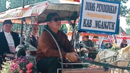 Naik Andong dan Bagi-Bagi Jajanan, Kadisdik Nganjuk Sukseskan Kirab Hambangun Projo 2026