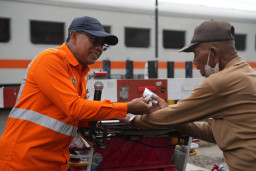 Gandeng Komunitas Railfans, KAI Daop 7 Madiun Gelar Aksi Humanis Amankan Perlintasan Sebidang Blitar