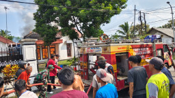 Siang Bolong Rumah Lansia di Blitar Ludes Terbakar, Ratusan Juta Melayang Jadi Abu