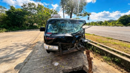 Hindari Motor Menyeberang, Pick Up Adu Banteng dengan Truk di Kertosono
