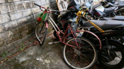 Kurang Waspada, Honda CRF Seruduk Pesepeda Lansia di Tanjunganom Nganjuk