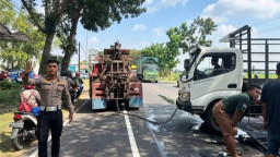Pecah Ban, Truk Muat Galon Terguling di Sukomoro Nganjuk