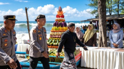 Pesona Larung Sesaji Pantai Serang, Ribuan Warga Menyatu dalam Syukur, Kapolres Blitar Pastikan Ritual Aman