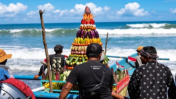 Larung Saji 1 Sura, Ikhtiar Nelayan Pantai Serang Menjemput Berkah Muharam