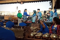Gelar Wayangan dan Penuhi Nazar, Hj Ruminah Minta Doa Restu Warga Maju Pilkades Betet