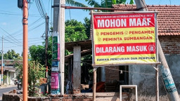 Waspada Modus ‘Nyelonong’ Rumah Sepi, Desa Ngadirejo Pasang Banner Blacklist Pengamen dan Pengemis 