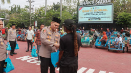 Sambut Hari Bhayangkara ke-80, Polres Nganjuk 'Sapa' Tukang Becak dengan Ratusan Paket Sembako