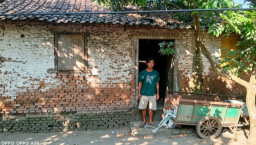 Tinggal di Rumah Reyot, Lansia di Ngronggot ini Menanti Uluran Tangan