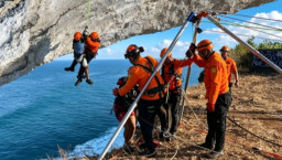 Terjebak Air Pasang di Bawah Tebing Uluwatu, Dua Buruh Proyek Berhasil Dievakuasi Tim SAR