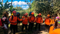 Terjebak 300 Meter di Jurang Semeru, Tim SAR Gunakan Hauling System untuk Evakuasi Pendaki