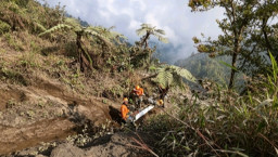 Tim SAR Berjuang Evakuasi Pendaki yang Terperosok ke Jurang di Gunung Semeru