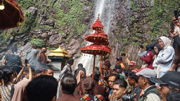 Ribuan Warga dan Pejabat Nganjuk Menyatu dalam Sakralnya Ritual Siraman Sedudo