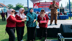 Garda Terdepan Penurun Stunting, Ratusan Kader KB Nganjuk 'Goyang' Lapangan Baron Bareng Kang Marhaen