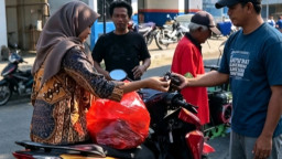 Berbagi di Jumat Berkah, Cara Elegan Advokat Anang Hartoyo Sisihkan Rezeki untuk Lansia dan Tukang Becak