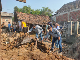 Air Mata Bahagia Mbah Sojo Garas, Rumah Reot 20 Tahun Akhirnya Direnovasi PWI dan Polres Nganjuk