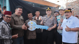Kado Terindah HUT Bhayangkara ke-80, Tangan Dingin PWI Nganjuk Ubah Gubuk Reot Mbah Sojo Jadi Rumah Layak Huni