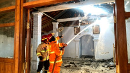 Bakar Sampah Lalu Ditinggal Makan Siang, Pria di Baron Shock Lihat Atap Musholanya Sudah Jadi Arang