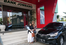 Kisah Penjual Ketan Sepulang Umrah, Dapat Hadiah Mobil dari Bank Jombang