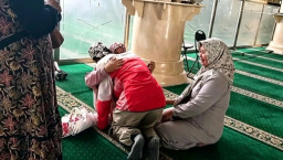 Berbekal Rp 20 Ribu Tembus 11 Negara, Pria Nganjuk Ini Menangis Dipelukan Ibu Usai Pulang dari Tanah Suci