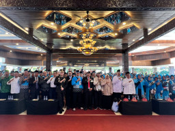 Sambut Langsung Kloter 113, Kang Marhaen Pastikan Jemaah Haji Nganjuk Pulang Kondisi Sehat