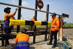 Demi Keselamatan, KAI Daop 7 Madiun Tutup Paksa Perlintasan Sebidang di Kediri