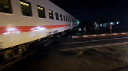 Palang Pintu Tak Menutup Saat Kereta Melintas, Petugas Jaga Kena 'Sempot' KAI