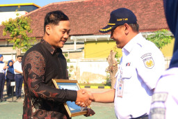 Aksi Heroik Cegah Kecelakaan di Perlintasan Mengkreng, Aris Susanto Raih Penghargaan dan Uang Pembinaan dari KAI 